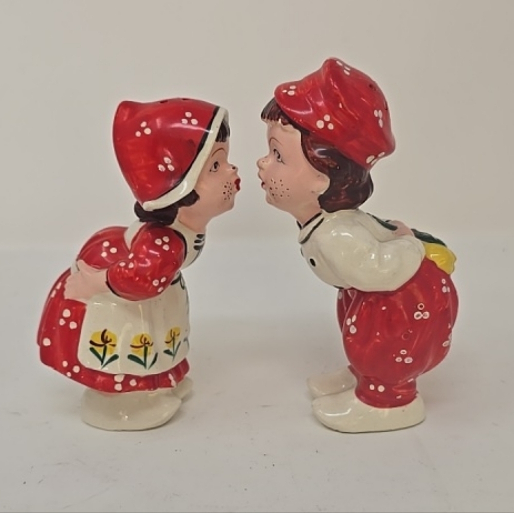 Vintage Vcagco kissing dutch boy & girl salt pepper shakers japan  ceramic paint